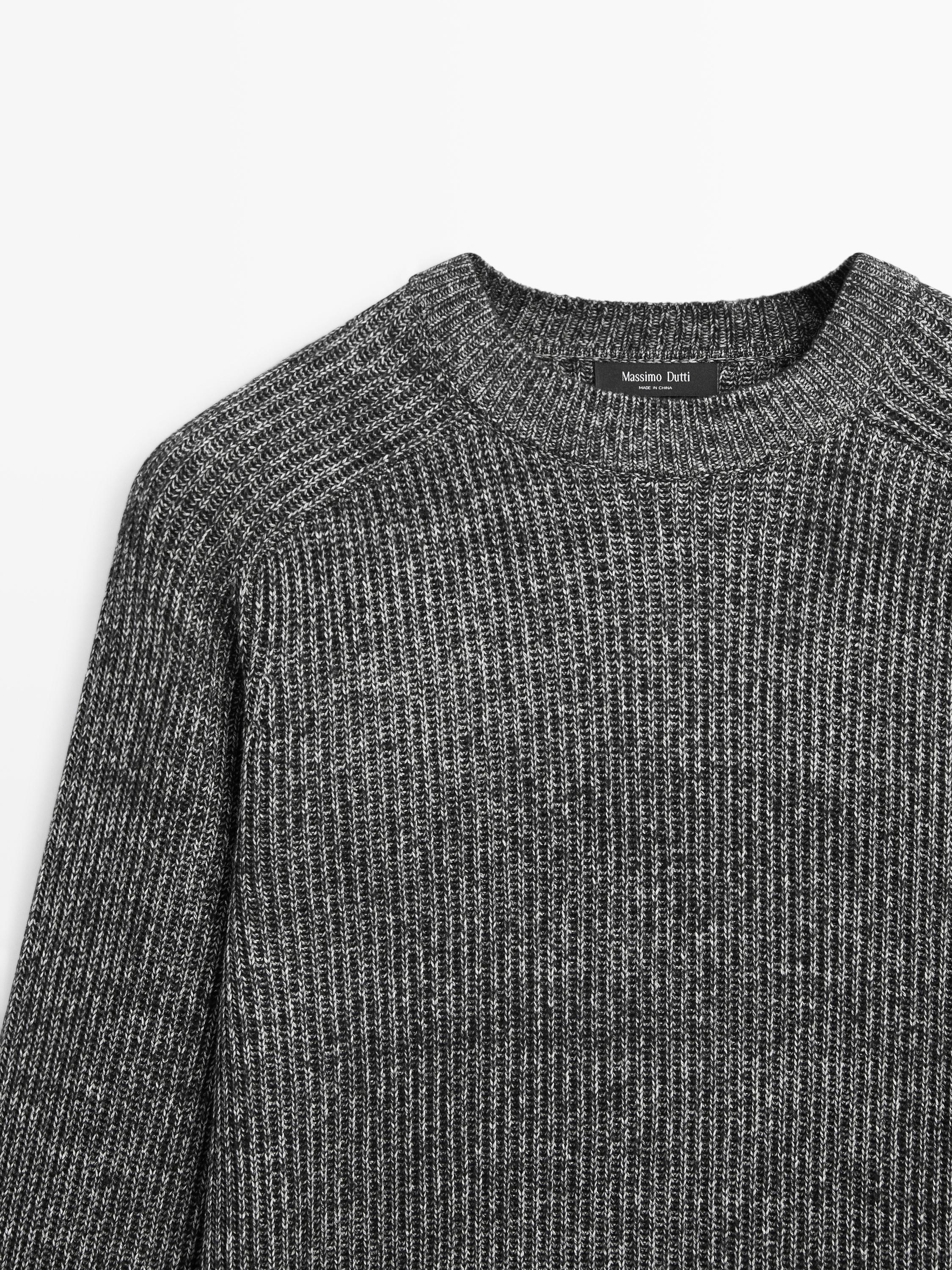 Two-tone knit sweater with raglan sleeves